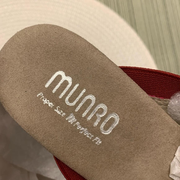 Munro red leather slides size 10. Never worn. Run small - Picture 4 of 4
